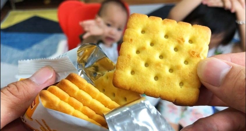 Trẻ em nên dùng bánh AFC với lượng vừa phải, cần biết 1 gói AFC bao nhiêu calo