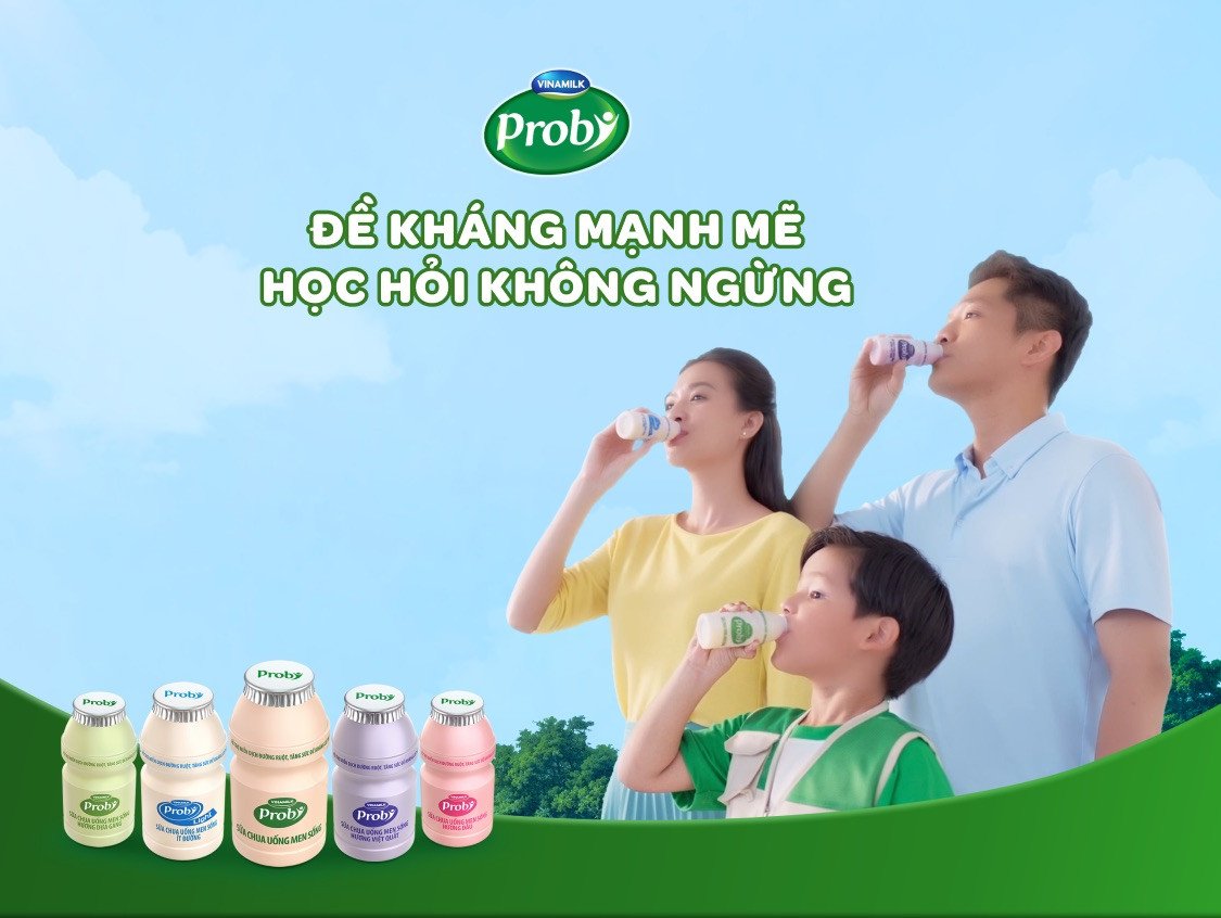 Trẻ em uống sữa chua Probi