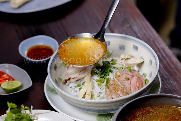 Trình bày các nguyên liệu và chan nước dùng nóng hổi