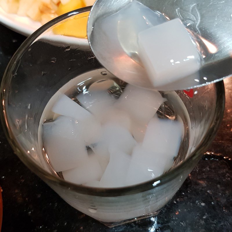 Trình bày ly thạch dừa hạt chia trái cây