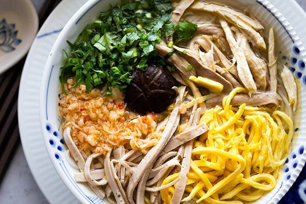 Trình bày tô bún thang Hà Nội đầy đặn các loại topping
