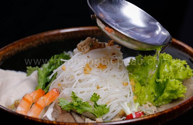 Trình bày tô hủ tiếu Nam Vang hấp dẫn với đầy đủ topping