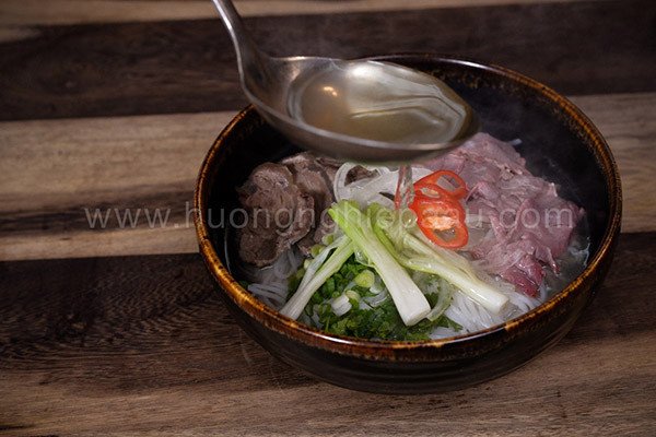 Trình bày tô phở bò tại nhà đẹp mắt với thịt và rau thơm
