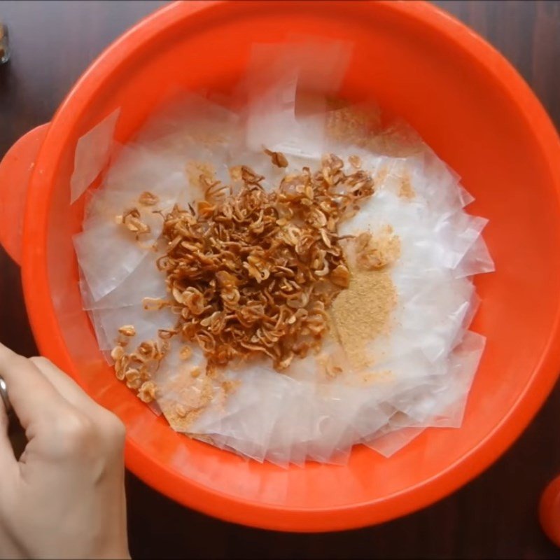Trộn bánh tráng cùng mỡ hành và gia vị