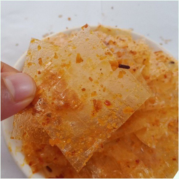 Trộn bánh tráng cùng muối tôm, sa tế và sốt bánh tráng trộn