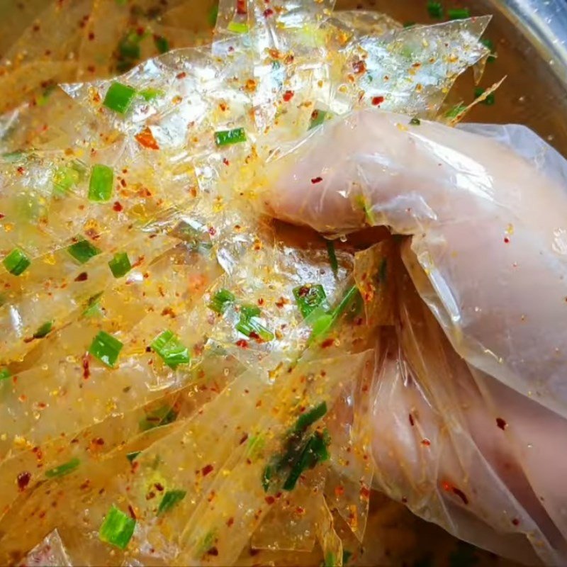 Trộn bánh tráng sa tế cùng các gia vị