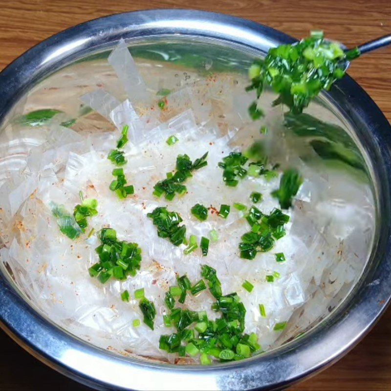 Trộn bánh tráng với sa tế và các gia vị khác