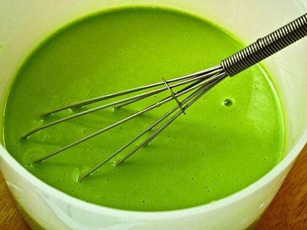 Trộn bột bánh tai yến lá dứa