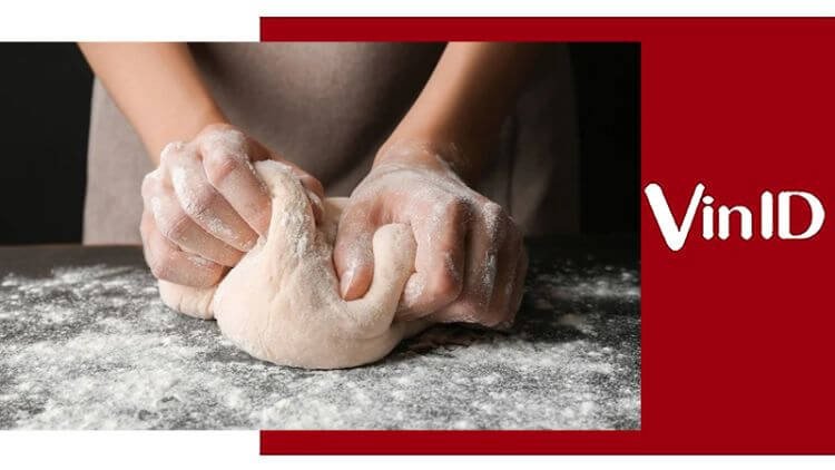 Trộn bột khoai lang để làm bánh nướng thơm ngon