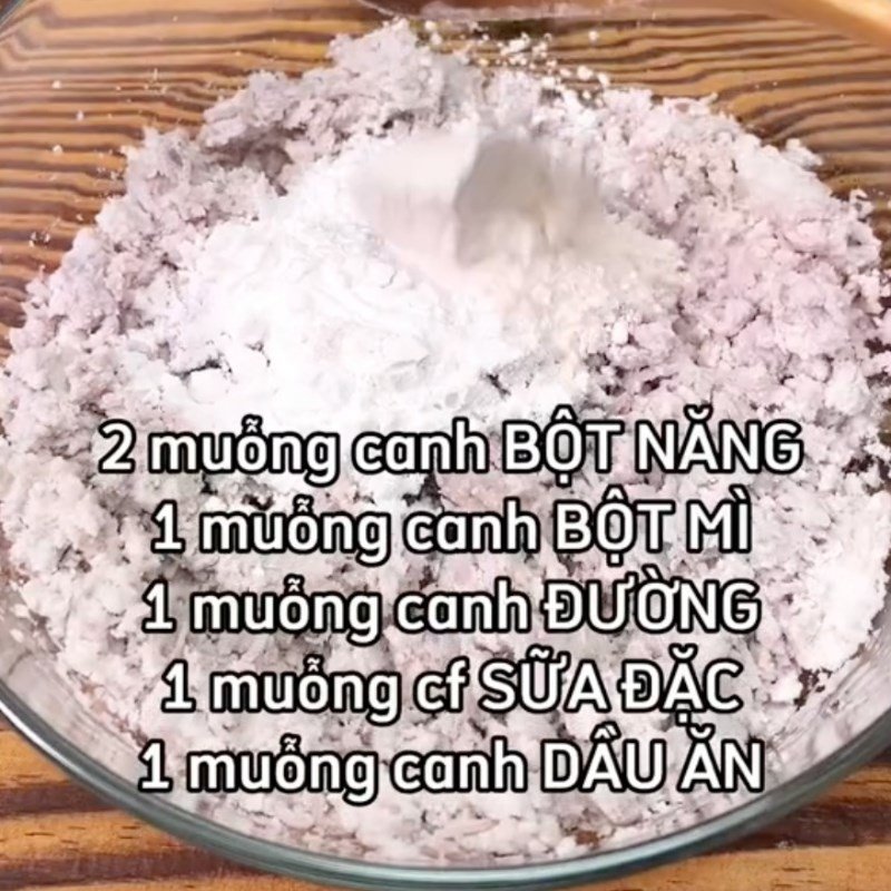 Trộn bột khoai môn để làm bánh khoai môn chiên nhân phô mai