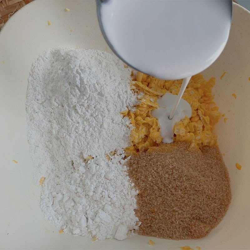 Trộn bột làm bánh bắp hấp với hạt bắp và các nguyên liệu khác