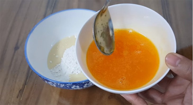 Trộn bột làm bánh bột mì chiên