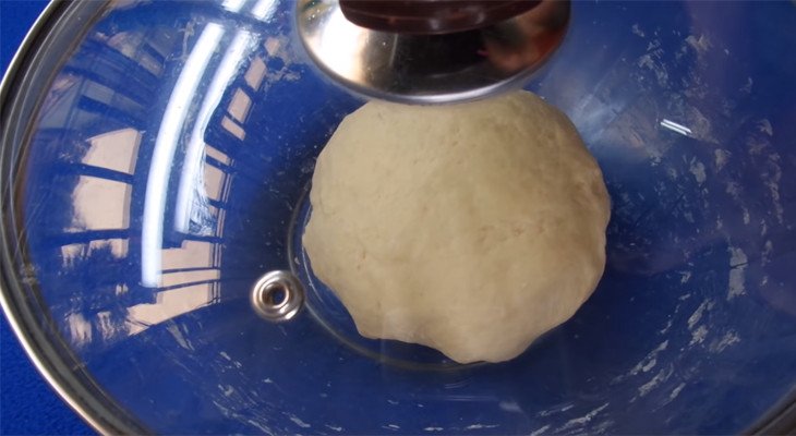 Trộn bột làm bánh bột mì hấp