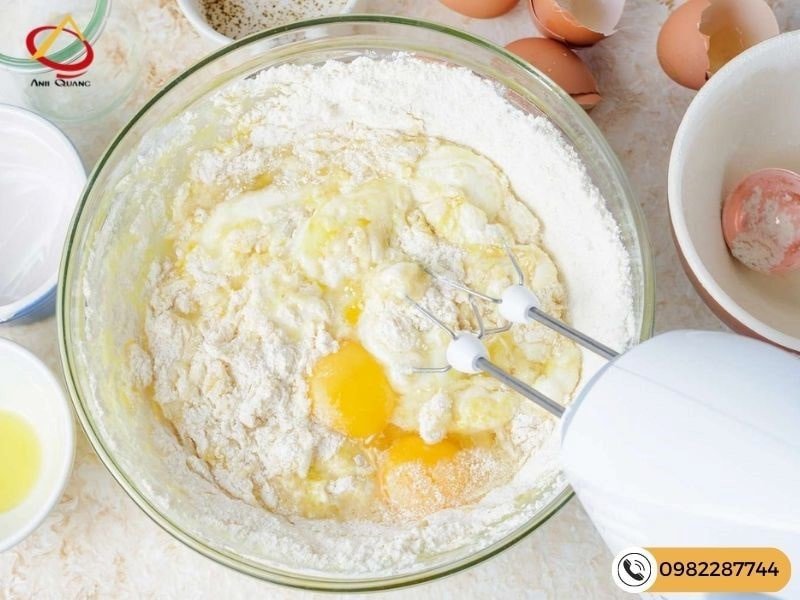 Trộn bột làm bánh mì bơ sữa đặc