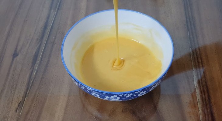 Trộn bột làm bánh rán bằng bột mì và trứng
