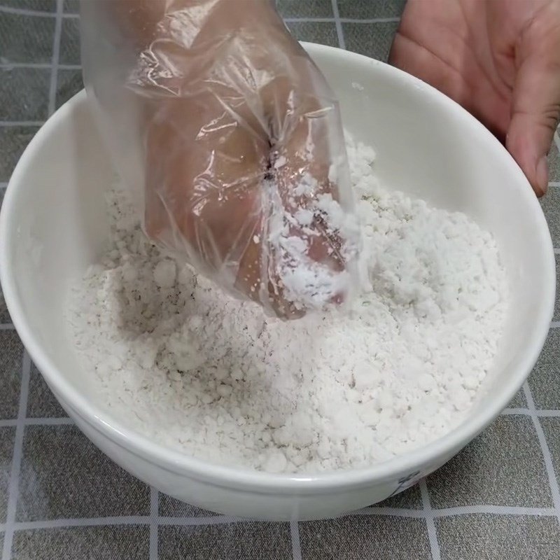 Trộn bột năng với nước cốt dừa, cách làm bánh phục linh
