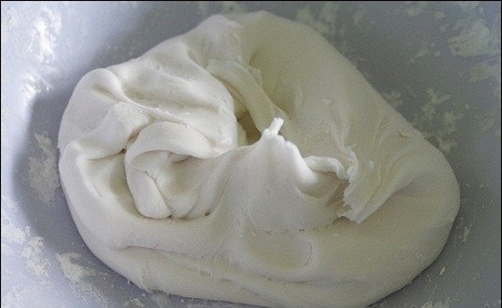 Trộn bột nếp làm vỏ bánh mochi dẻo mịn