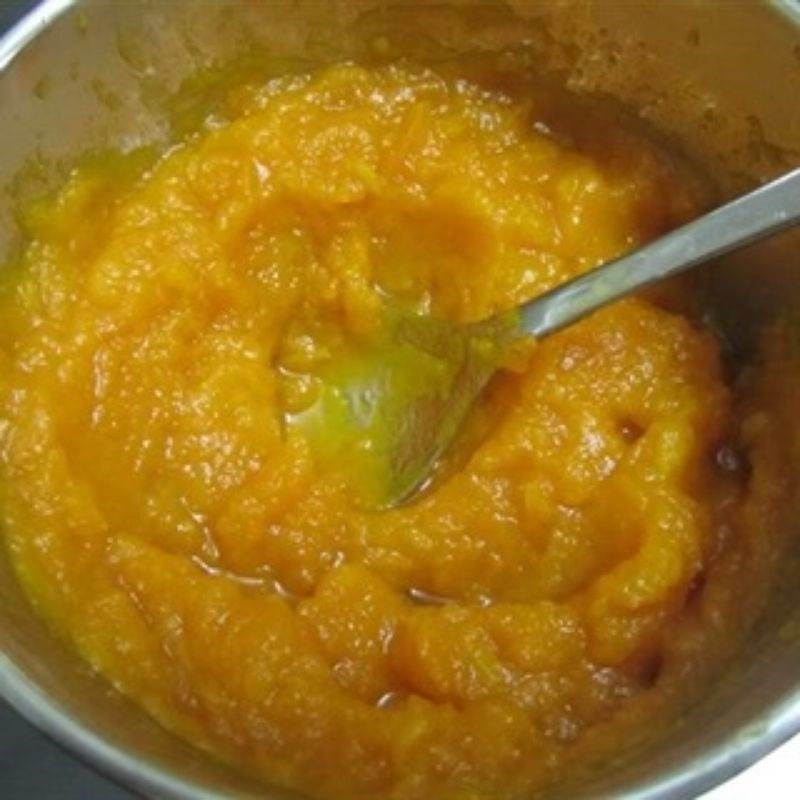 Trộn bột nếp với bí đỏ nghiền để làm bánh