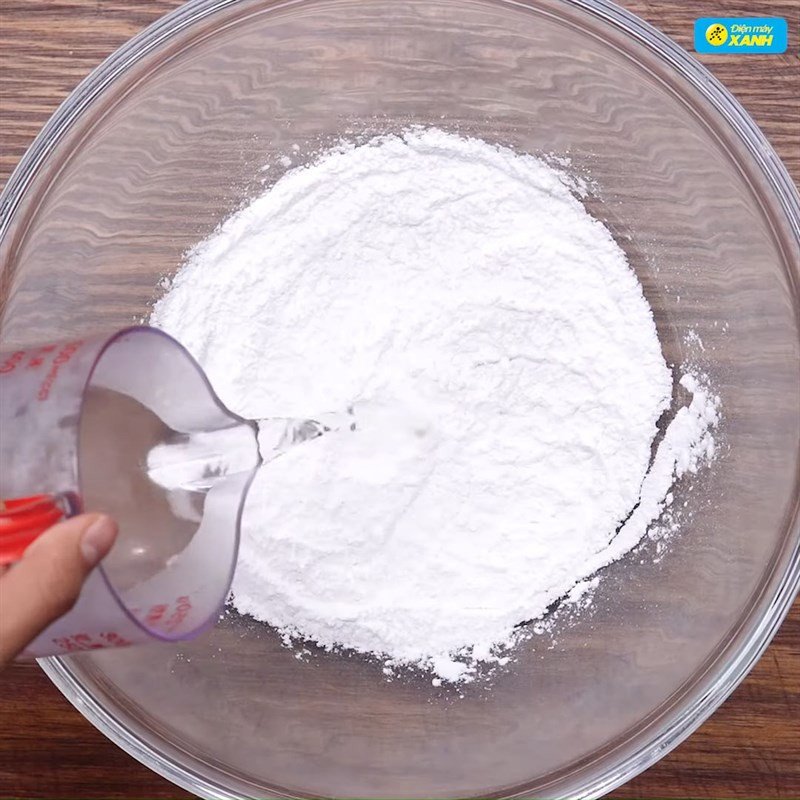 Trộn bột tàn mì và bột năng với nước nóng làm vỏ há cảo