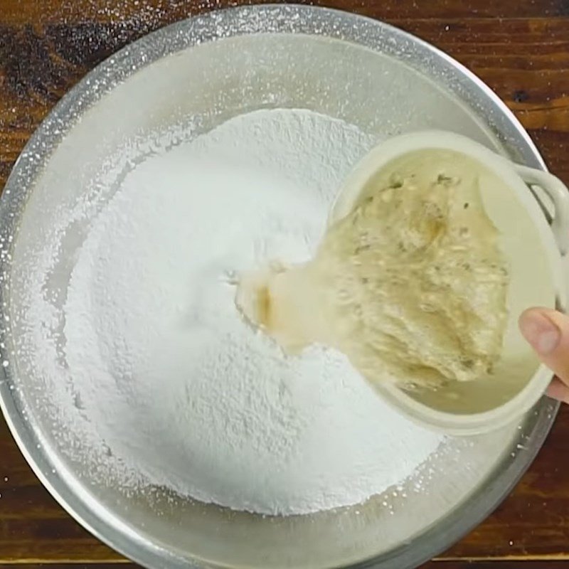 Trộn bột và ủ lần 1 làm bánh bò thốt nốt