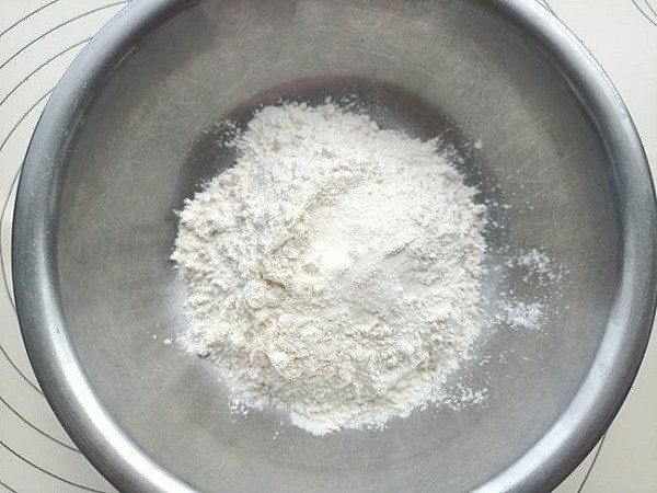 Trộn các loại bột cho bánh tai yến cốt dừa