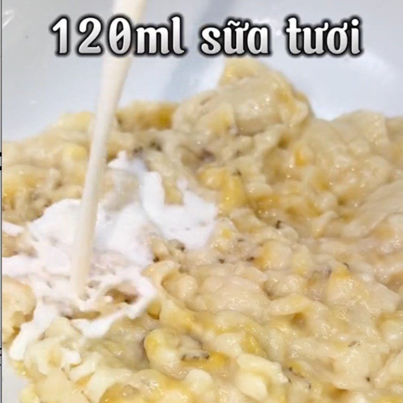 Trộn chuối với trứng, sữa, dầu dừa cho bánh chuối bột mì