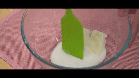 Trộn cream cheese và đường đều mịn