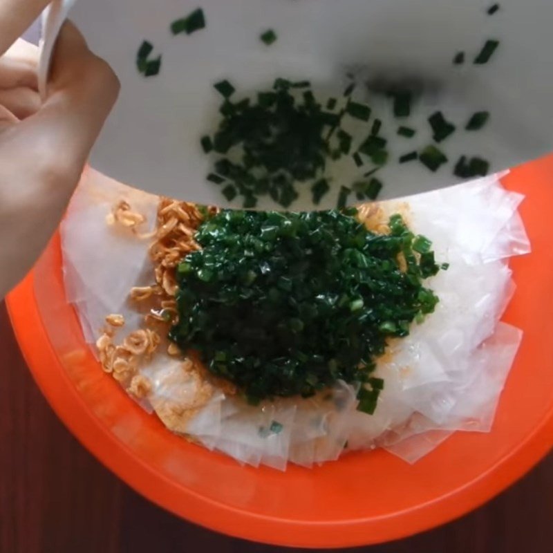 Trộn đều bánh tráng với mỡ hành và hành phi