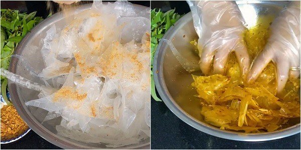 Trộn đều bánh tráng với muối tôm và sa tế cho món bánh tráng trộn