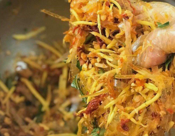 Trộn đều bánh tráng với nước sốt và topping