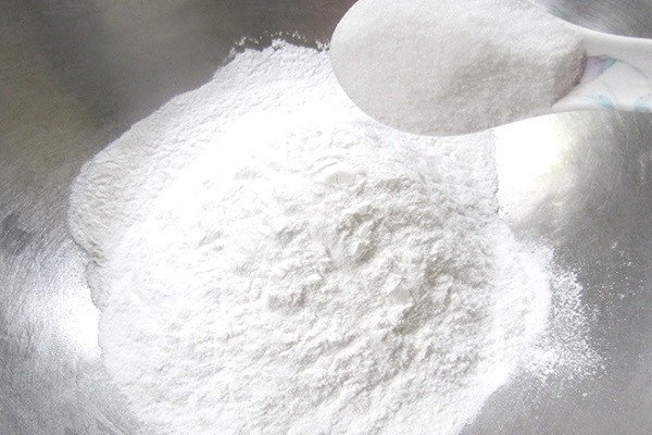 Trộn đều bột gạo, bột nếp và đường