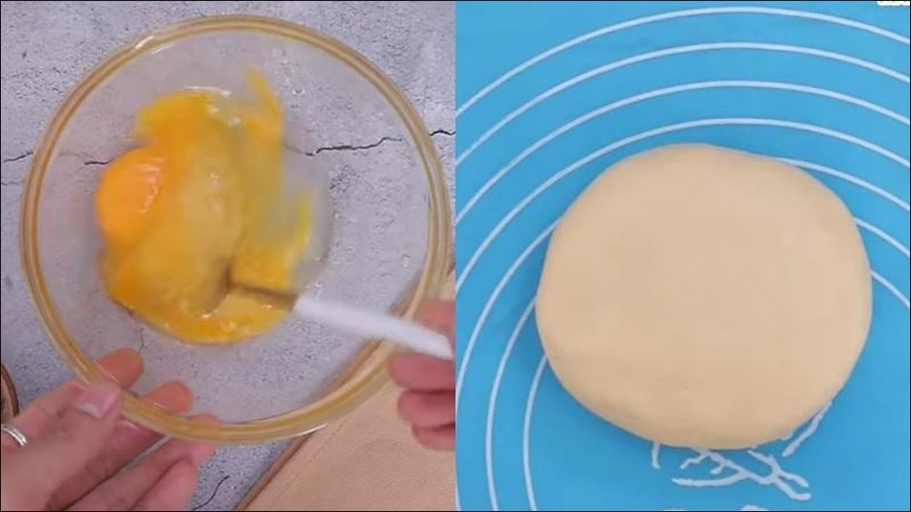 Trộn đều bột nếp với trứng để làm hỗn hợp bánh cà mặn cay