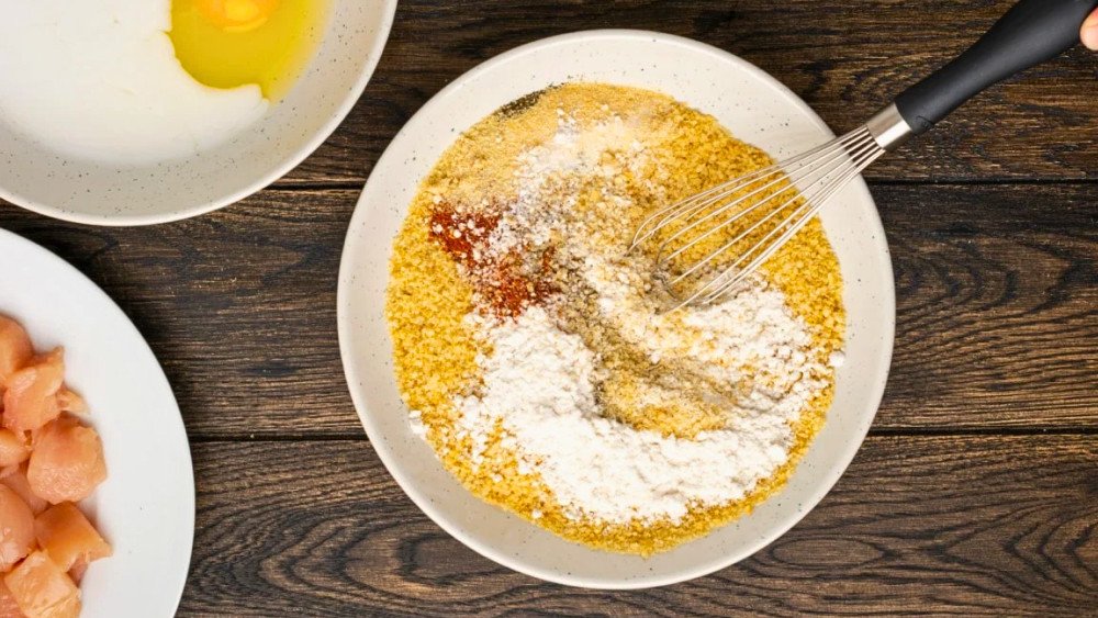 Trộn đều các loại bột khô và gia vị cho lớp áo gà popcorn