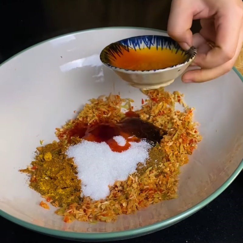 Trộn đều các loại gia vị ướp thịt lợn khô