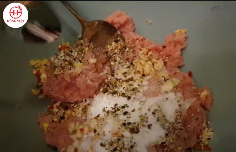 Trộn đều các nguyên liệu cơ bản cho cách làm nem từ thịt lợn sống