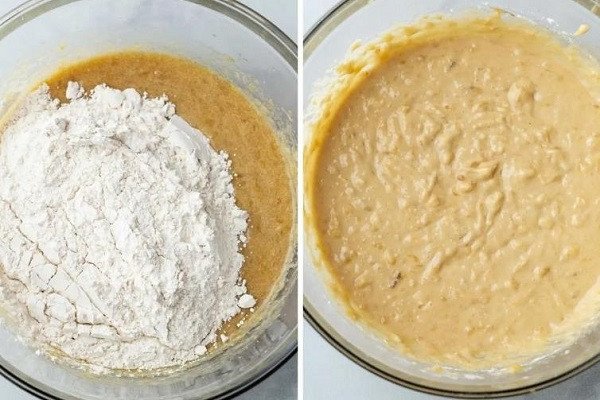 Trộn đều các nguyên liệu đến khi hỗn hợp đồng nhất, mịn mượt cho bánh chuối