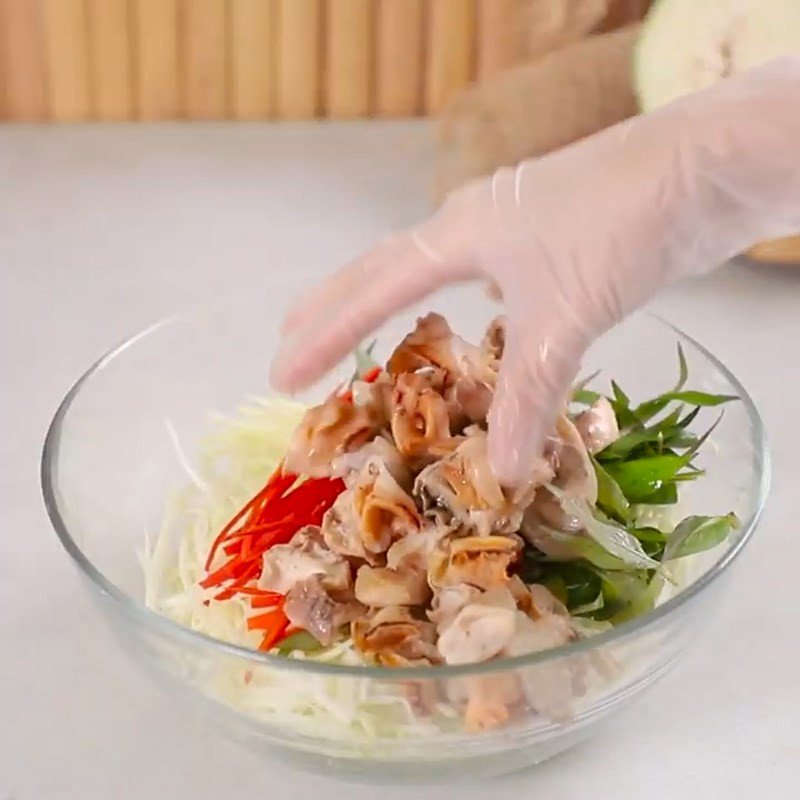 Trộn đều các nguyên liệu gỏi đu đủ ốc tỏi tươi ngon