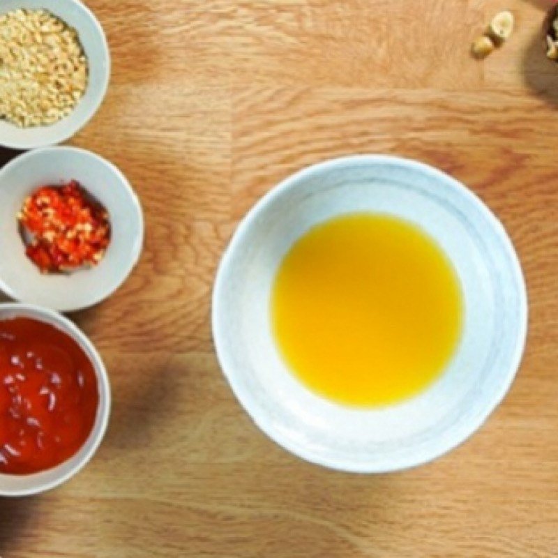 Trộn đều các nguyên liệu làm nước chấm bánh tráng sa tế tắc