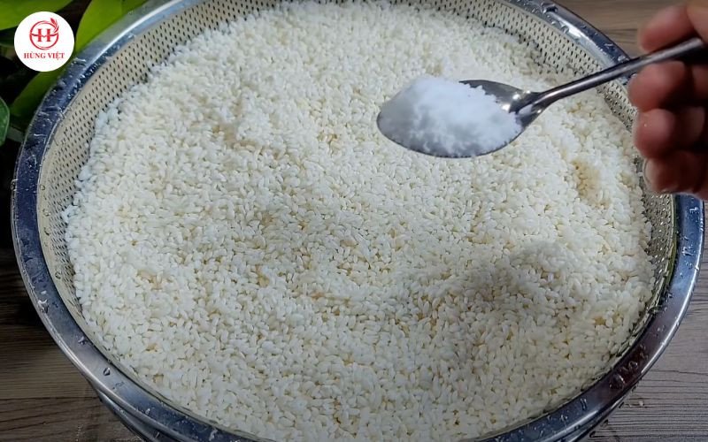 Trộn đều gạo nếp đã ngâm với muối