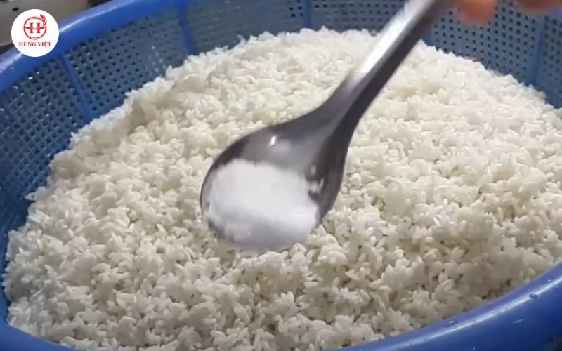Trộn đều gạo nếp với muối để tăng hương vị