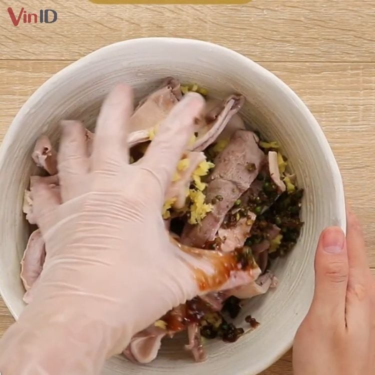 Trộn đều gia vị ướp bao tử