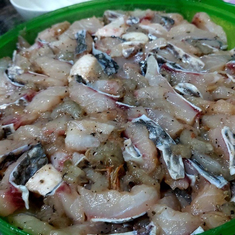 Trộn đều gia vị vào thịt cá rô phi và thịt lợn để thấm vị