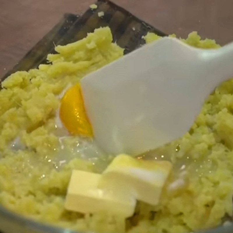 Trộn đều hỗn hợp khoai lang, bơ, đường, trứng và sữa