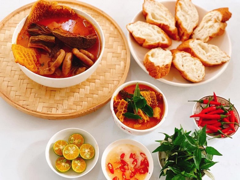Trộn đều lòng bò với các loại gia vị ướp phá lấu