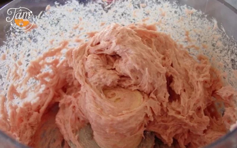 Trộn đều nguyên liệu cho món chả mỡ ăn kèm xôi trắng