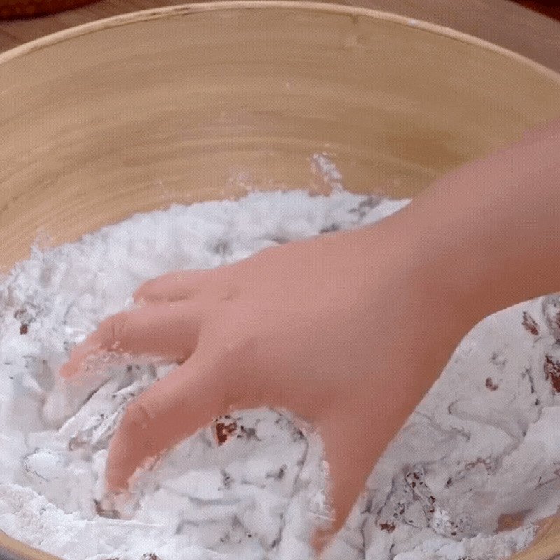 Trộn đều nguyên liệu khô để làm bánh gừng táo đỏ
