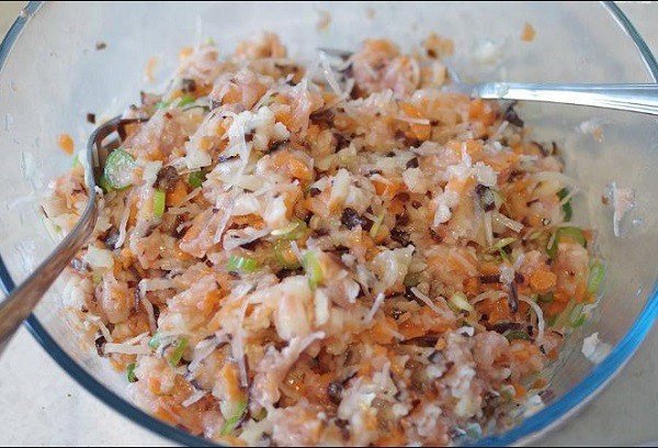 Trộn đều nhân bánh đa nem với tôm, thịt và các loại rau gia vị