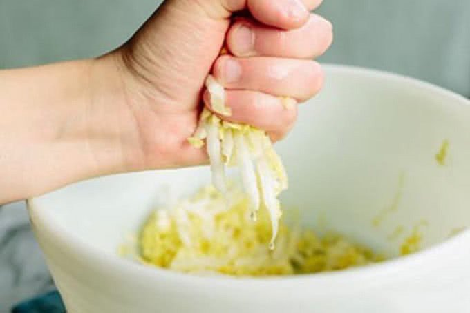 Trộn đều nhân sủi cảo thơm ngon
