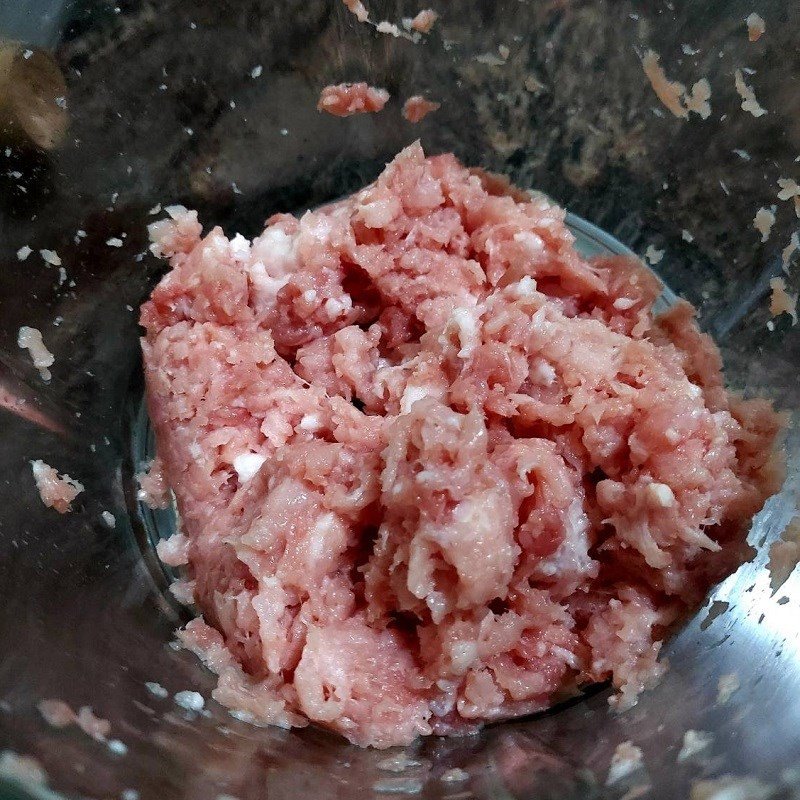 Trộn đều nhân thịt heo cùng các gia vị và trứng cho món cuốn lá lốt