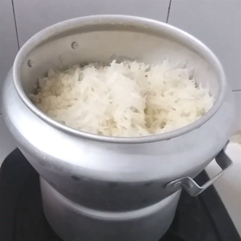 Trộn đều nước cốt dừa và dừa xào vào xôi hạt sen tươi